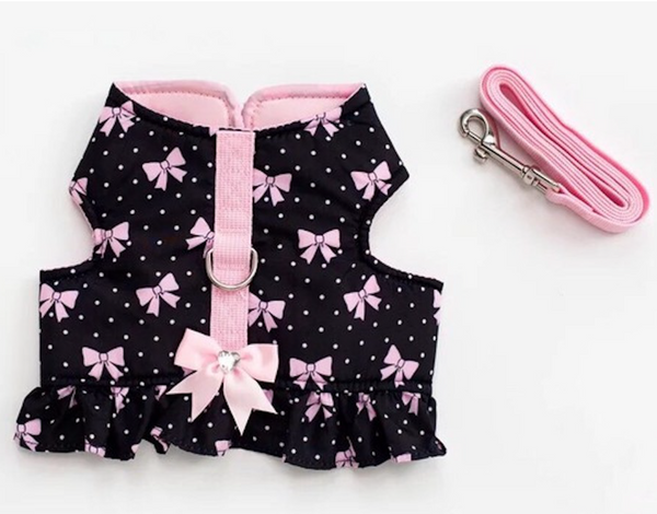 Sweet Pea - Soft Padded Vest Harness and Leash Set for Small Dog or Cat is made to distribute the pressure through the chest and shoulders, not on the neck.