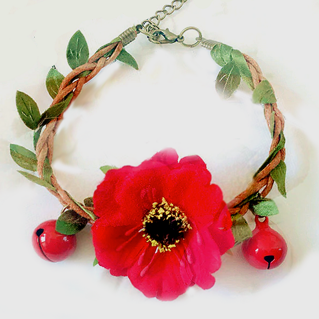Flower Collar for Small Dog or Cat with chime bells is delightful for any occasions or simple family gatherings. Pamper your small dog or cat with this delicate floral collar and they will shine in those family holiday and wedding photos.