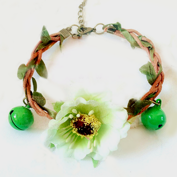 Flower Collar for Small Dog or Cat with chime bells is delightful for any occasions or simple family gatherings. Pamper your small dog or cat with this delicate floral collar and they will shine in those family holiday and wedding photos.
