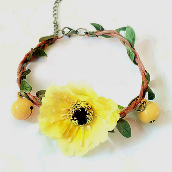 Flower Collar for Small Dog or Cat with chime bells is delightful for any occasions or simple family gatherings. Pamper your small dog or cat with this delicate floral collar and they will shine in those family holiday and wedding photos.